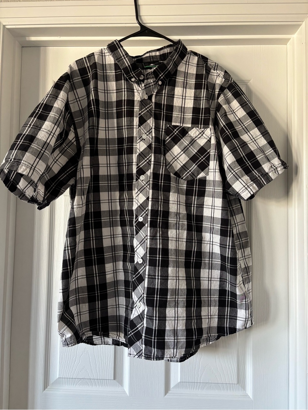 Men's Black & White Plaid Short-Sleeve Button-Up Shirt